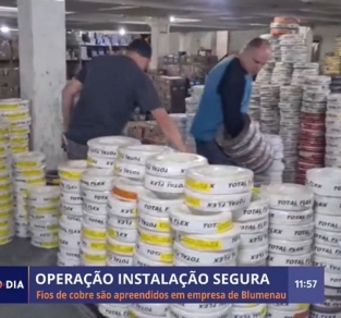 Procon SC e Polícia Civil apreendem material irregular em distribuidora de Blumenau